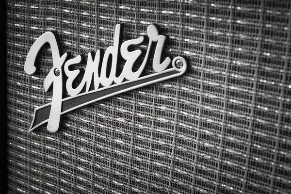 BANGKOK, TAILANDIA - 4 de agosto: Fender Logo en el poder de la guitarra Ampli — Foto de Stock