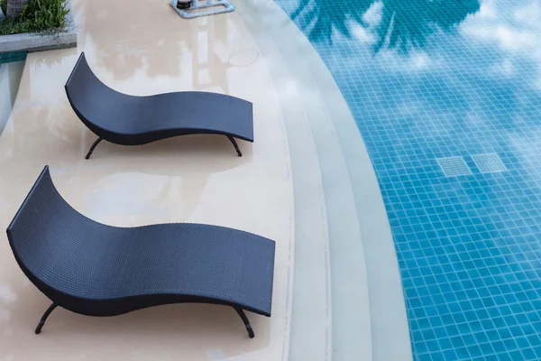 Beach chairs near swimming pool, top view — Stock Photo, Image