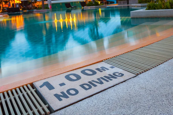 Warning sign "1.00m No Diving" at Swimming pool of luxury hotel — Stock Photo, Image