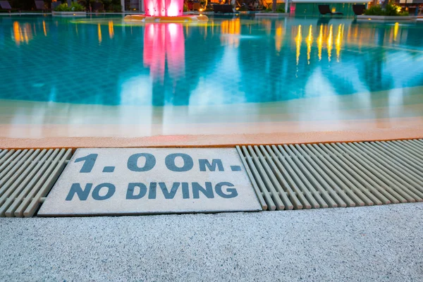 Warnschild "1,00m kein Tauchen" am Schwimmbad eines Luxushotels — Stockfoto