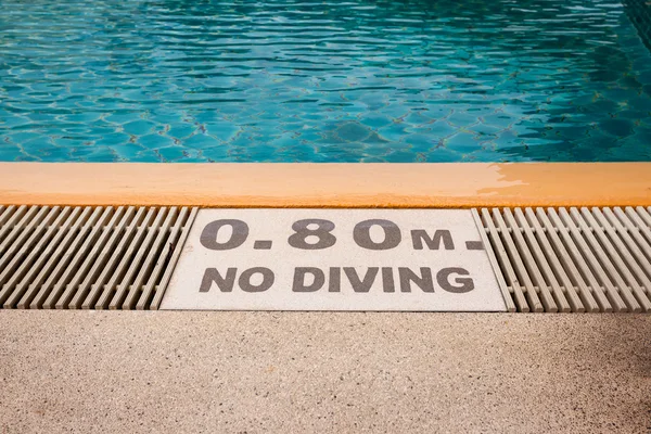 Warnschild "0,80m kein Tauchen" am Schwimmbad eines Luxushotels — Stockfoto