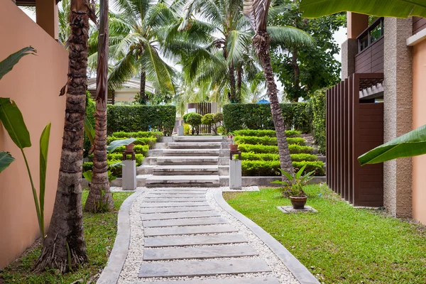 Pasarela o sendero en el parque — Foto de Stock