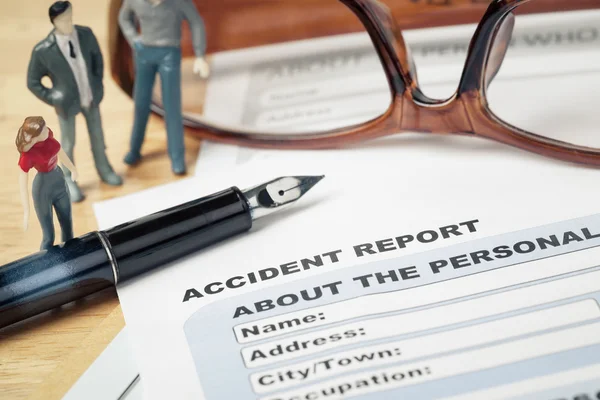 Accident report application form and pen on brown envelope and e — Stock Photo, Image