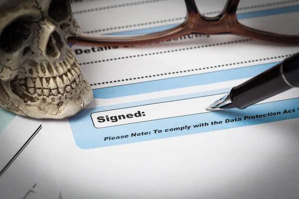 Signature field on document with pen and skull signed here; docu — Stock Photo, Image