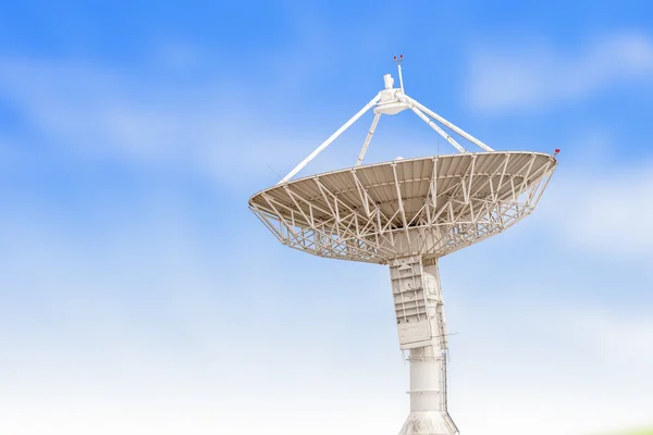 Antenne parabolique radar grande taille isolé sur fond bleu ciel — Photo
