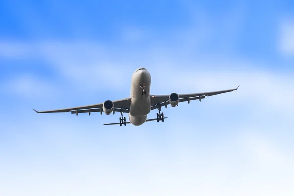 Пассажирский бизнес самолет взлет и полет в голубом небе, использование — стоковое фото