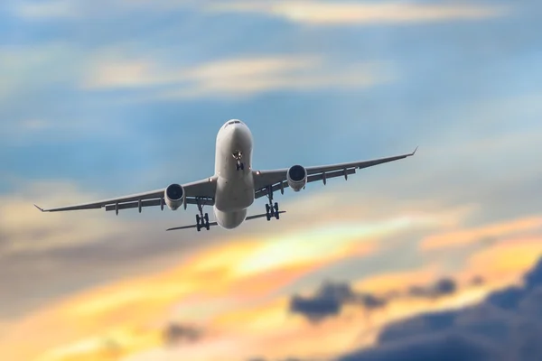 Avión de negocios de pasajeros despegar y volar en el cielo puesta del sol, u — Foto de Stock