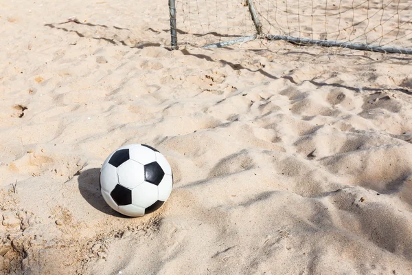 Fußball am Sandstrand — Stockfoto