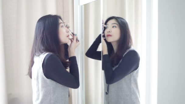 Retrato asiático hermosa mujer haciendo o aplicando maquillaje con cepillo en la ceja — Vídeos de Stock