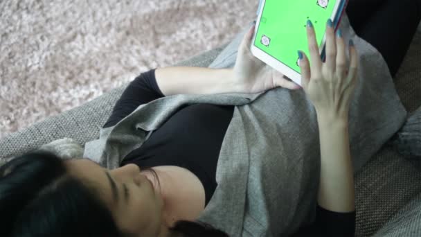 Business women and digital tablet with green screen for working in the Office, full HD — Stock Video