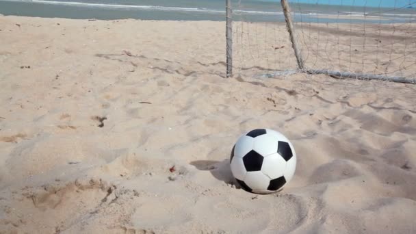 Fútbol y gol en la playa de arena y el fondo del cielo azul en HD, dolly seguimiento de la cámara de tiro en el día la luz — Vídeos de Stock