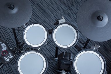 Elektronik davul Oda köşede müzik arka plan tec ayarla.