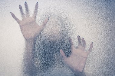 Şeffaf cam arka planı sil olarak arkasında Cadılar Bayramı el