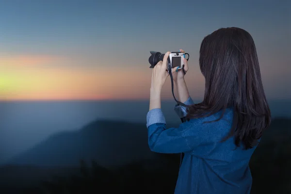 Mulher viajante vestindo vestido azul como fotógrafo, tirar foto wi — Fotografia de Stock