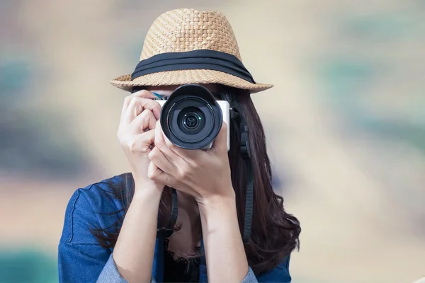 Mulher viajante vestindo vestido azul como fotógrafo, tirar foto wi — Fotografia de Stock