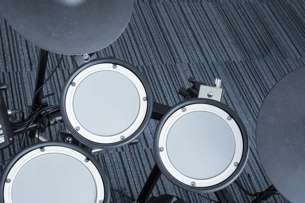 Conjunto de tambor electrónico en la esquina de la habitación como fondo musical tec — Foto de Stock