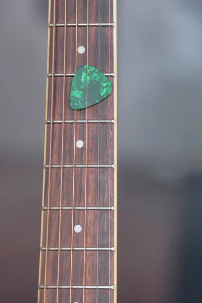 Colorido selección de guitarra en el tablero de dedos, como fondo abstracto — Foto de Stock
