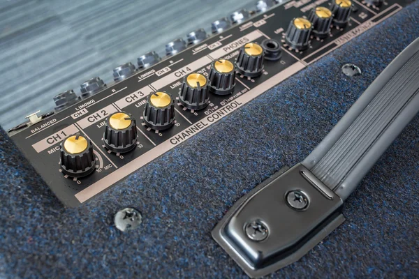 Botón del amplificador de potencia del teclado, primer plano ver fondo — Foto de Stock