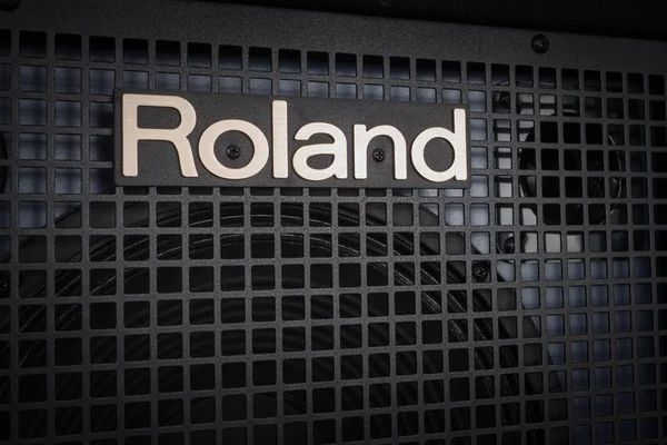 BANGKOK, TAILANDIA - 6 de agosto: Roland Logo en el amplificador de potencia del teclado — Foto de Stock