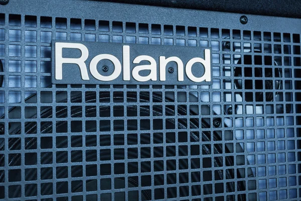 Bangkok, Tajlandia - 6 sierpnia: Roland Logo na Keyboard Power Amp — Zdjęcie stockowe