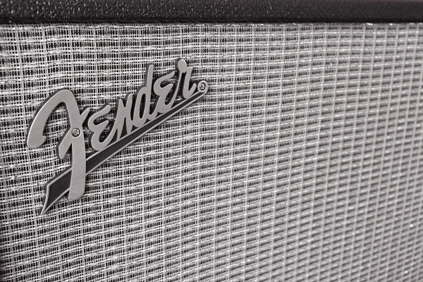 BANGKOK, TAILANDIA - 4 de agosto: Fender Logo en el poder de la guitarra Ampli — Foto de Stock