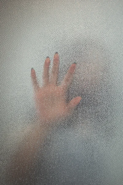 Halloween ženskou ruku za pozadí průhledné sklo jako sil — Stock fotografie