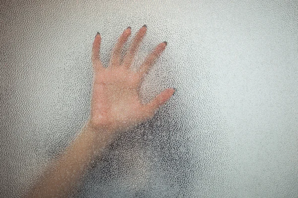 Halloween mano femenina detrás de fondo de vidrio transparente como sil —  Fotos de Stock