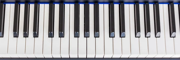 Pianino klawiatura syntezatora zbliżenie klucz widok z góry — Zdjęcie stockowe