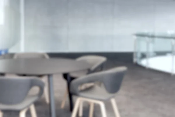 Абстрактний офіс з круглим столом і чорними офісними стільцями — стокове фото