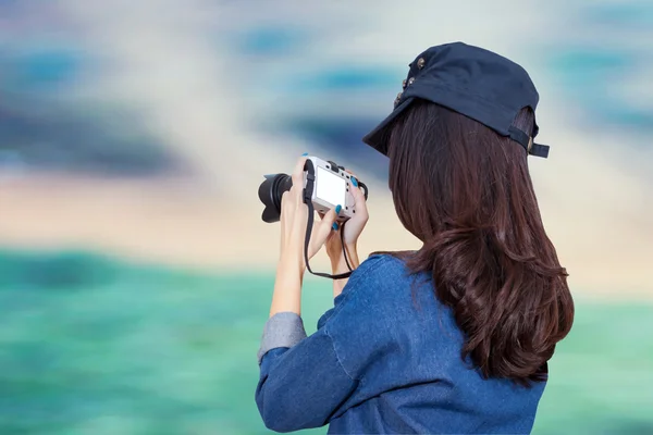 Kvinnan resenär bär blå klänning som fotograf, ta foto wi — Stockfoto
