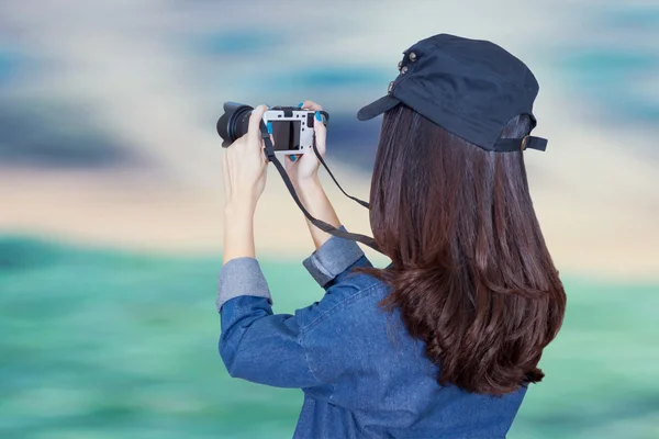 Mulher viajante vestindo vestido azul como fotógrafo, tirar foto wi — Fotografia de Stock