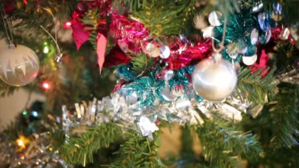 Bonhomme de neige et boules de Noël sur l'arbre de Noël, caméra panoramique tourné en HD — Video