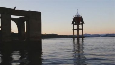 Kenti hizmet tekne yüzen geçirilen sualtı, Wat Wang Wiwekaram Kao, akşam, Sangkhlaburi District, Kanchanaburi Tayland