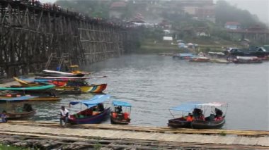Sangkhlaburi, Tayland - 27 Aralık 2015: Hizmet tekne ve yüzen ev için 27 Aralık 2015 sabah Sangkhlaburi District, Kanchanaburi, Tayland Thailand, seyahat