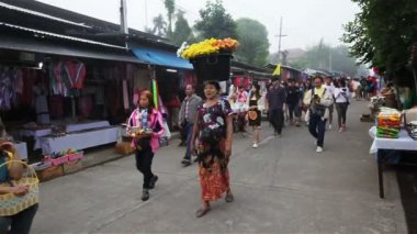 Sangkhlaburi, Tayland - 27 Aralık 2015: Gezgin kalabalık yapmak hak monk ile Sangkhlaburi District, Kanchanaburi, Tayland Thailand, sabah 27 Aralık 2015