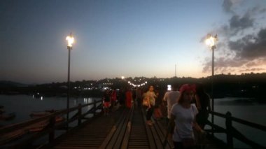 Sangkhlaburi, Tayland - 27 Aralık 2015: Sapan Mon Köprüsü'nde yürüyen gezgin kalabalığı, sangkhlaburi bölgesinde sabah nehir boyunca ahşap köprü, Kanchanaburi Tayland,27 Aralık 2015 tarihinde