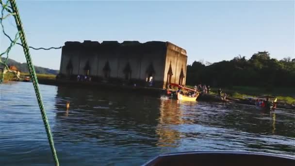 SANGKHLABURI, THAILAND - 27 DE DEZEMBRO DE 2015: Vista do barco de serviço e passageiro rumo à cidade subaquática, Wat Wang Wiwekaram Kao, distrito de Sangkhlaburi, Kanchanaburi Tailândia, em 27 de dezembro de 2015 — Vídeo de Stock