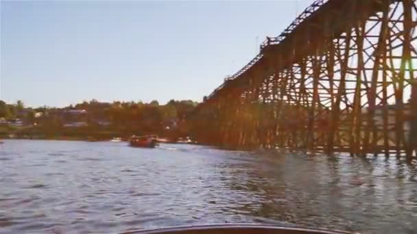 SANGKHLABURI, THAÏLANDE - 27 DÉCEMBRE 2015 : Vue du bateau de service et du passager se dirigeant vers la ville sous-marine, Wat Wang Wiwekaram Kao, district de Sangkhlaburi, Kanchanaburi Thaïlande, le 27 décembre 2015 — Video