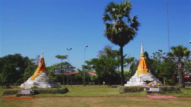 SANGKHLABURI, THAILAND - DECEMBER 27, 2015: Three Pagodas Pass, "Dan Chadi Sam Ong", border channel connecting Thailand and Burma at Sangkhlaburi District, Kanchanaburi Thailand,on December 27, 2015 — Stock Video