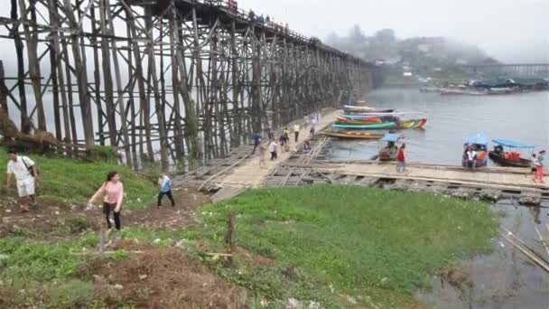 Sangkhlaburi, Tayland - 27 Aralık 2015: Hizmet tekne ve yüzen ev için 27 Aralık 2015 sabah Sangkhlaburi District, Kanchanaburi, Tayland Thailand, seyahat — Stok video