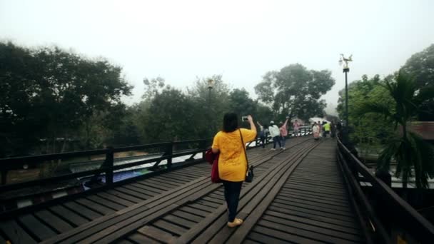 サンクラブリ、タイ - 2015年12月27日:サパンモン橋、川を渡る木製の橋、カンチャナブリ地区、2015年12月27日に旅行者の群衆 — ストック動画