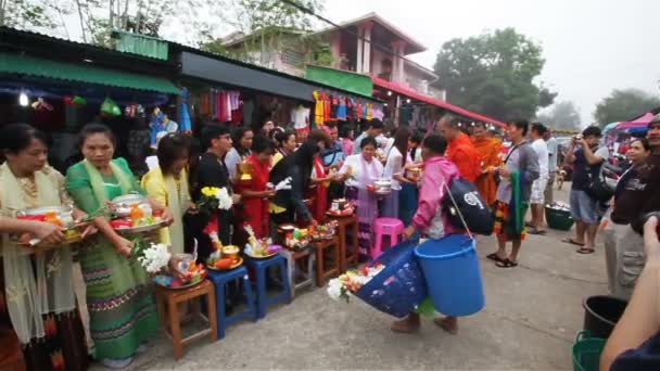 SANGKHLABURI, THAILAND - 27 de dezembro de 2015: Multidão viajante faz mérito com monge, de manhã no distrito de Sangkhlaburi, Kanchanaburi Tailândia, em 27 de dezembro de 2015 — Vídeo de Stock