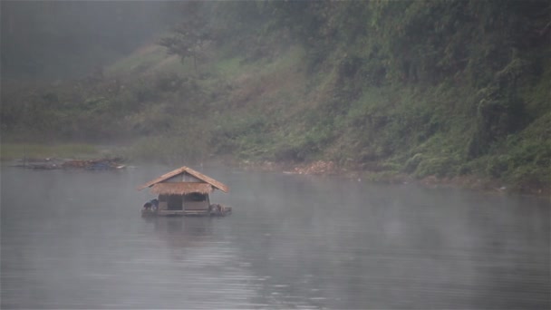 Drijvend huis op de rivier onder de mist in de ochtend in Sangkhlaburi, Kanchanaburi Thailand — Stockvideo