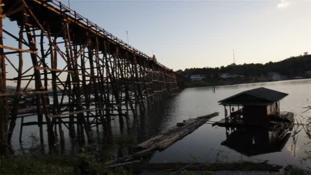 Sapan Mon Bridge, wooden bridge stretching across the river in afternoon at Sangkhlaburi district, Kanchanaburi, Thailand, panning in wide angle, panorama view — Stock Video