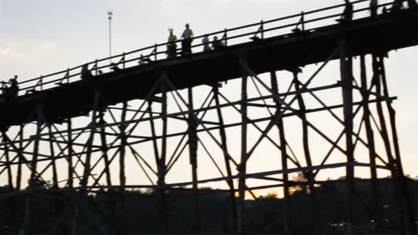 Sangkhlaburi, Tajlandia-27 grudnia, 2015: tłum podróżnik chodzenie na Sapan Mon Bridge, drewniany most przez rzekę rano w Sangkhlaburi District, Kanchanaburi Tajlandii, w grudniu 27, 2015 — Wideo stockowe