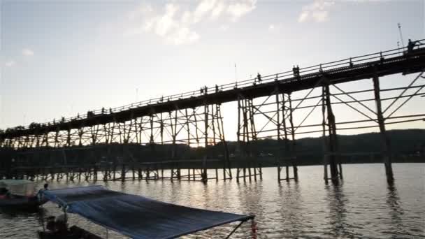 Sapan Mon Bridge, houten brug die zich uitstrekt over de rivier in sangkhlaburi district, Kanchanaburi, Thailand, pannen in groothoek, panoramisch uitzicht — Stockvideo