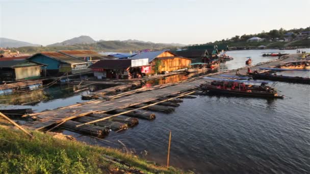 Sapan Mon Köprüsü, Sangkhlaburi semtinde nehir boyunca uzanan ahşap köprü, Kanchanaburi, Tayland, geniş açı, panorama görünümü — Stok video