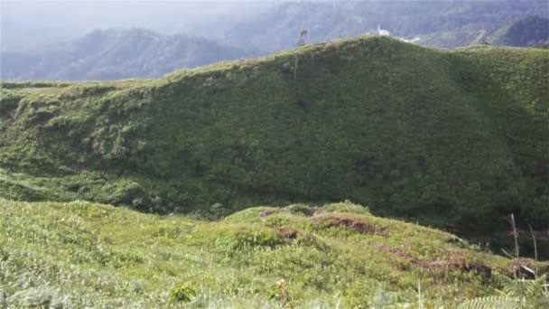 Montanhas sob névoa pela manhã em Nern Chang Suek, Thong Pha Phum National Park, província de Kanchanaburi, Tailândia, panorâmica vista — Vídeo de Stock