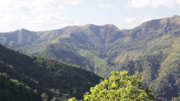 Dağlar adları Khao Chang Phueak, tanga Pha Phum Milli Parkı, Kanchanaburi Eyaleti, Tayland, Thailand, geniş açı, panorama görünümü kaydırma — Stok video