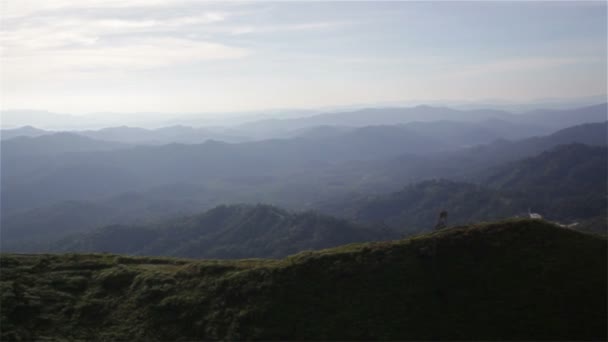 Berge im Nebel am Morgen bei nern chang suek, thong pha phum Nationalpark, Provinz Kanchanaburi, Thailand, Schwenken im Weitwinkel, Panoramablick — Stockvideo